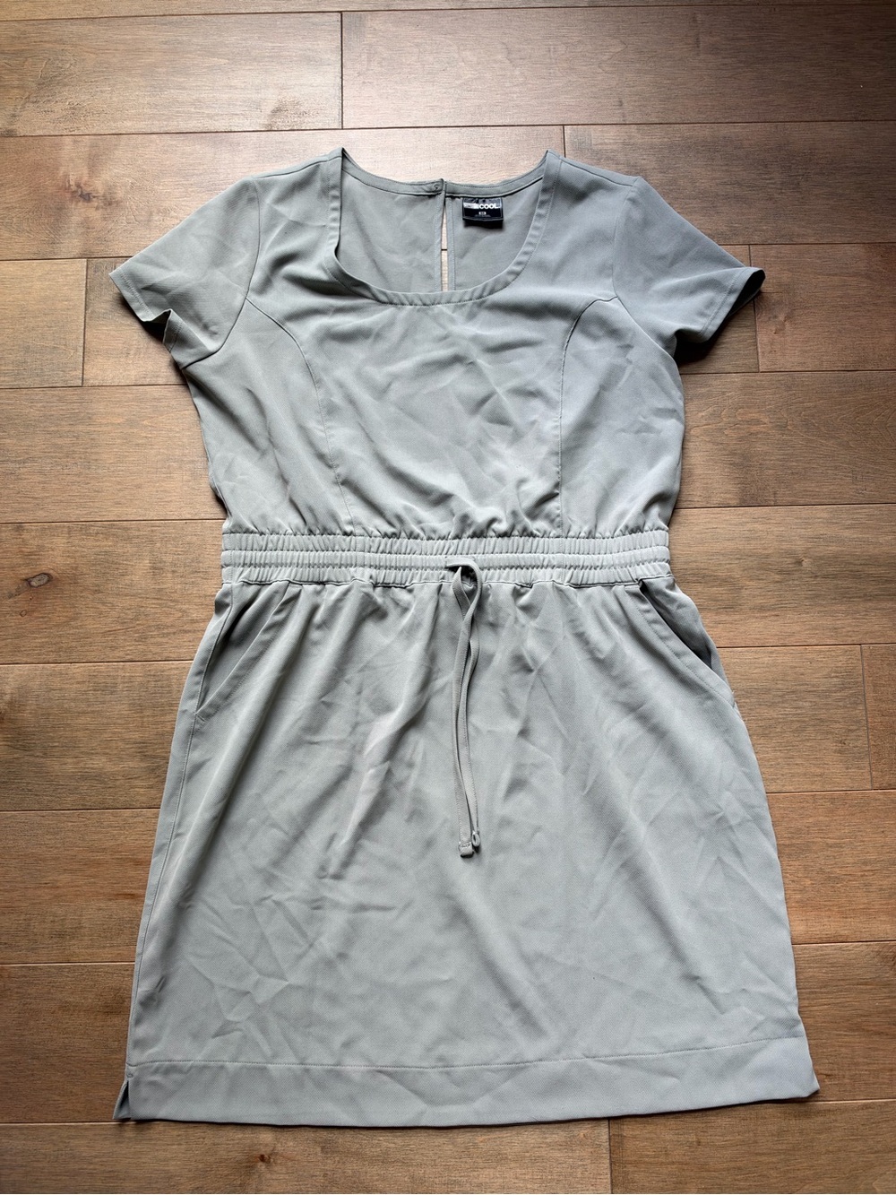 Short-Sleeve Drawstring Waist Dress in Light Gray/green
